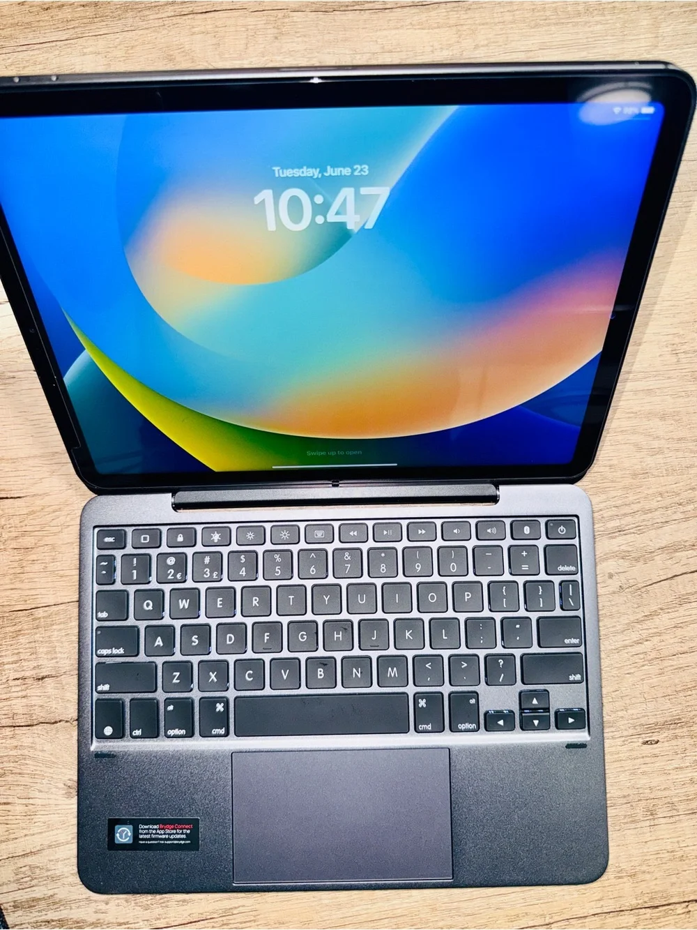 Apple iPad Air 5th Gen (64GB, Wi-Fi + Cellular) + Keyboard case. - Picture 4 of 9